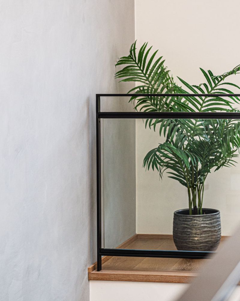 Wand einer Galerie in einem Neubau am Tegernsee in Betonoptik von Maler Monti verputzt